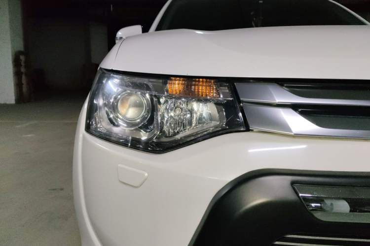 Used Mitsubishi Outlander 2014 2.4L 4x4 Deluxe Value Edition 5 Seats Right Front Headlight