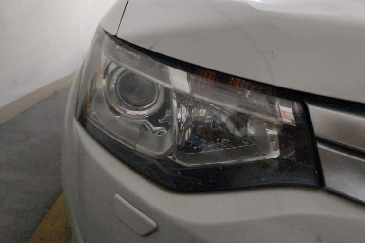 Used Mitsubishi Outlander 2014 2.4L 4x4 Deluxe Value Edition 5 Seats Right Front Headlight