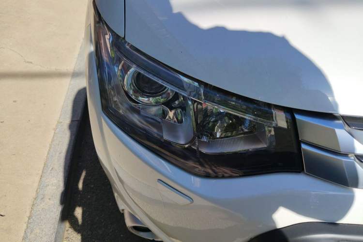 Used Mitsubishi Outlander 2014 2.4L 4x4 Deluxe Value Edition 5 Seats Right Front Headlight
