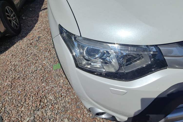 Used Mitsubishi Outlander 2014 2.4L 4x4 Deluxe Value Edition 5 Seats Right Front Headlight