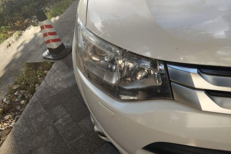 Used Mitsubishi Outlander 2014 2.4L 4x4 Deluxe Value Edition 5 Seats Right Front Headlight