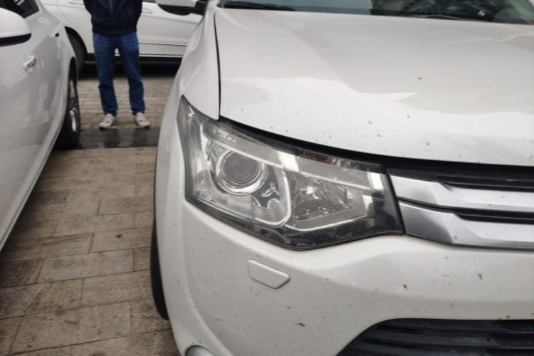 Used Mitsubishi Outlander 2014 2.4L 4x4 Deluxe Value Edition 5 Seats Right Front Headlight