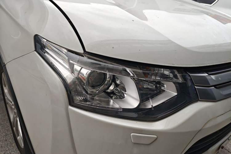 Used Mitsubishi Outlander 2014 2.4L 4x4 Deluxe Value Edition 5 Seats Right Front Headlight