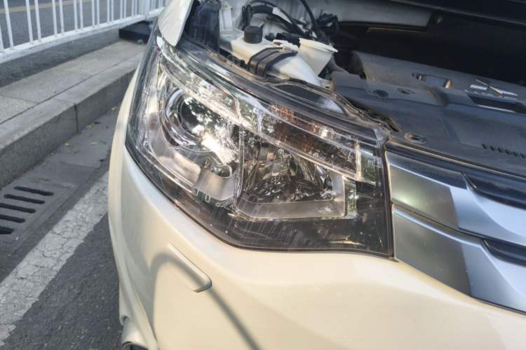 Used Mitsubishi Outlander 2014 2.4L 4x4 Deluxe Value Edition 7 Seats Right Front Headlight