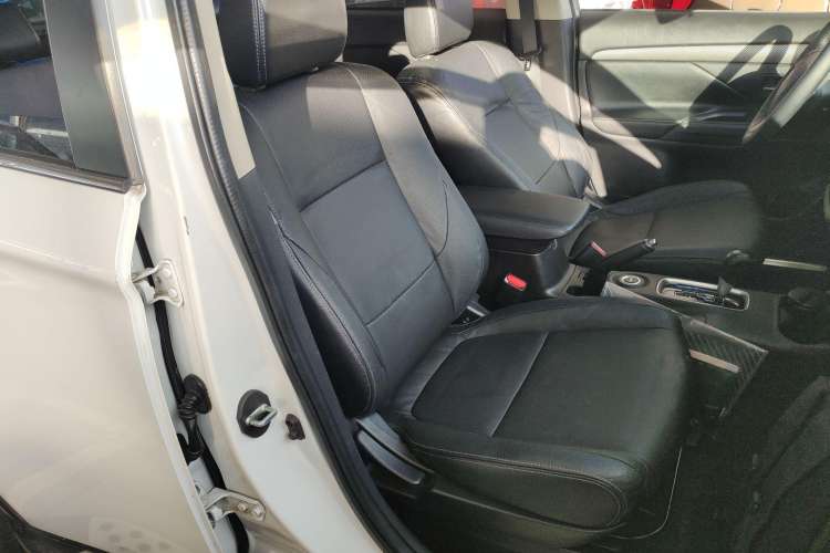 Used Mitsubishi Outlander 2014 2.4L 4x4 Deluxe Value Edition 5 Seats Right Front Seat