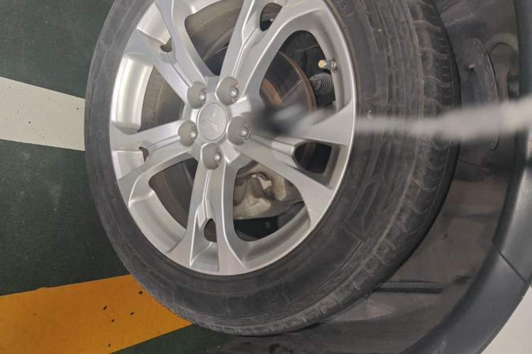 Used Mitsubishi Outlander 2014 2.4L 4x4 Deluxe Value Edition 5 Seats Right Front Wheel Hub