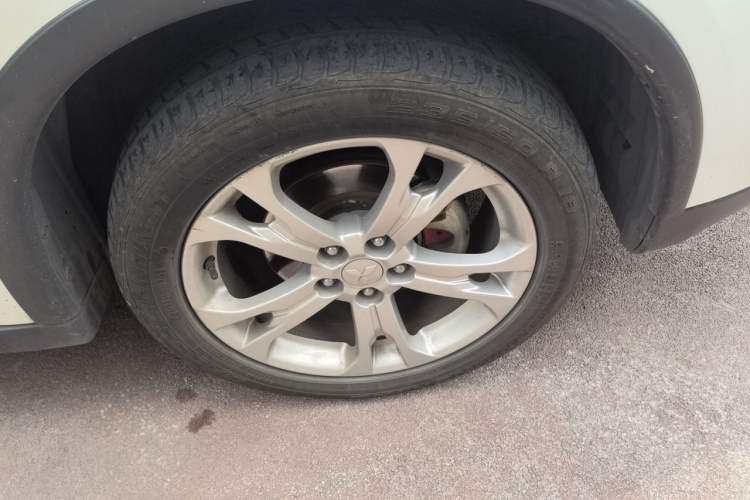 Used Mitsubishi Outlander 2014 2.4L 4x4 Deluxe Value Edition 5 Seats Right Front Wheel Hub