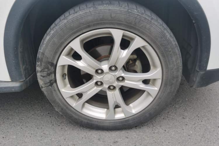 Used Mitsubishi Outlander 2014 2.4L 4x4 Deluxe Value Edition 5 Seats Right Front Wheel Hub