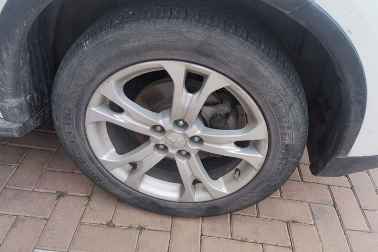 Used Mitsubishi Outlander 2014 2.4L 4x4 Deluxe Value Edition 5 Seats Right Front Wheel Hub