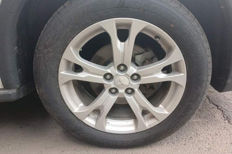 Used Mitsubishi Outlander 2014 2.4L 4x4 Deluxe Value Edition 5 Seats Right Front Wheel Hub