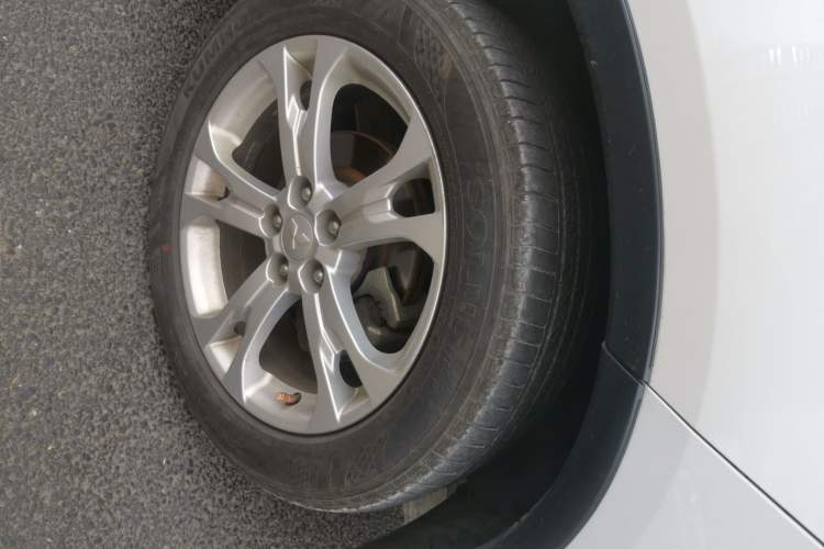 Used Mitsubishi Outlander 2014 2.4L 4x4 Deluxe Value Edition 5 Seats Right Front Wheel Hub