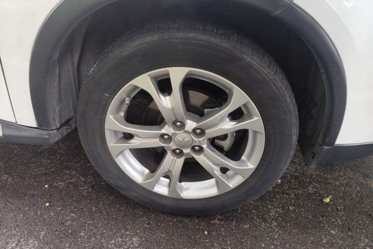 Used Mitsubishi Outlander 2014 2.4L 4x4 Deluxe Value Edition 7 Seats Right Front Wheel Hub