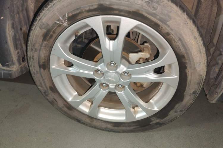Used Mitsubishi Outlander 2014 2.4L 4x4 Deluxe Value Edition 5 Seats Right Front Wheel Hub