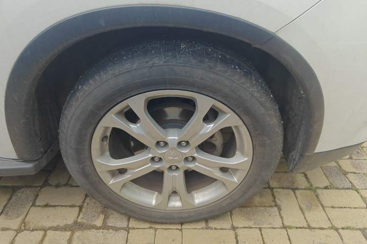 Used Mitsubishi Outlander 2014 2.4L 4x4 Deluxe Value Edition 5 Seats Right Front Wheel Hub