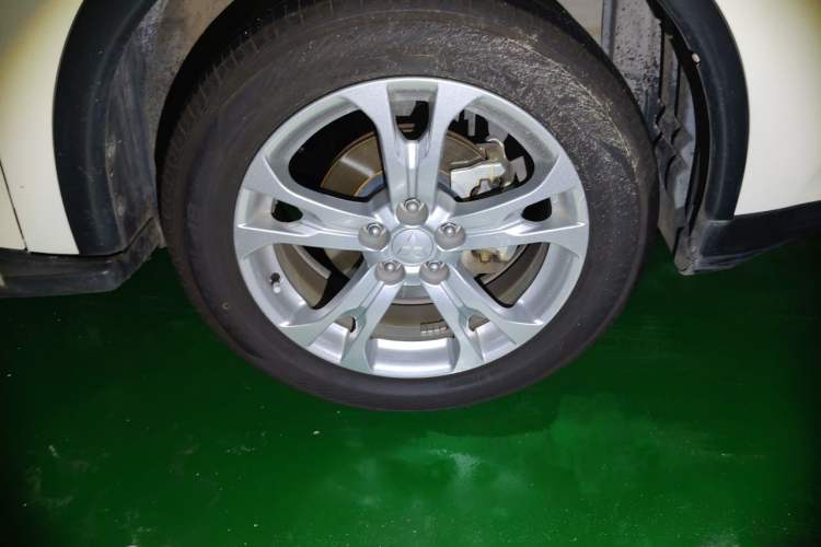 Used Mitsubishi Outlander 2014 2.4L 4x4 Deluxe Value Edition 5 Seats Right Front Wheel Hub