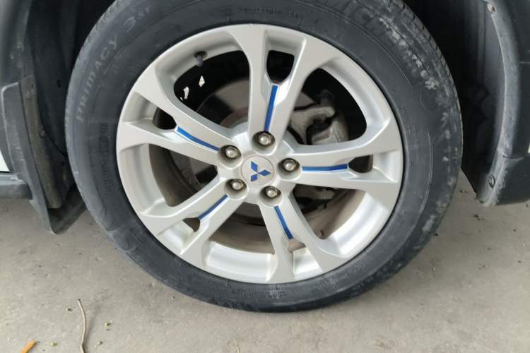 Used Mitsubishi Outlander 2014 2.4L 4x4 Deluxe Value Edition 5 Seats Right Front Wheel Hub