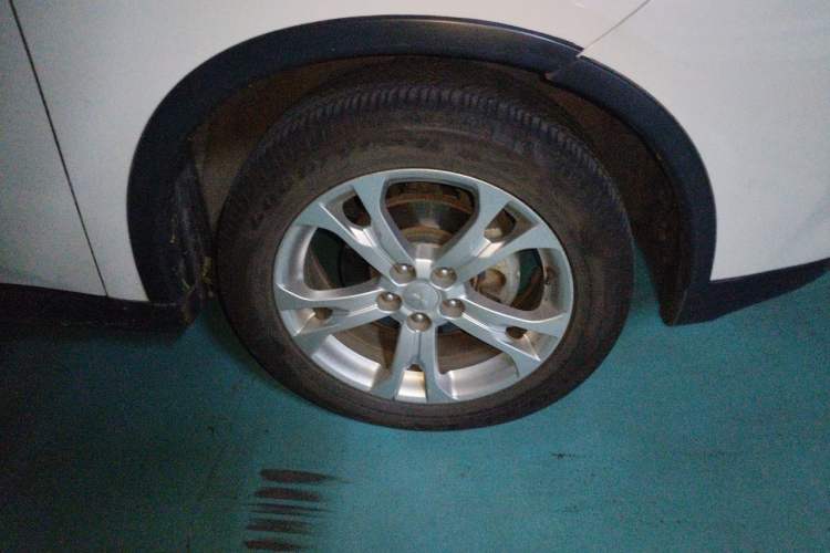Used Mitsubishi Outlander 2014 2.4L 4x4 Deluxe Value Edition 7 Seats Right Front Wheel Hub