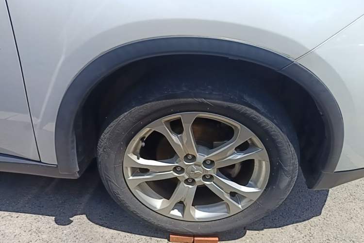 Used Mitsubishi Outlander 2014 2.4L 4x4 Deluxe Value Edition 5 Seats Right Front Wheel Hub