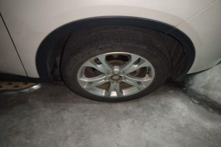 Used Mitsubishi Outlander 2014 2.4L 4x4 Deluxe Value Edition 7 Seats Right Front Wheel Hub