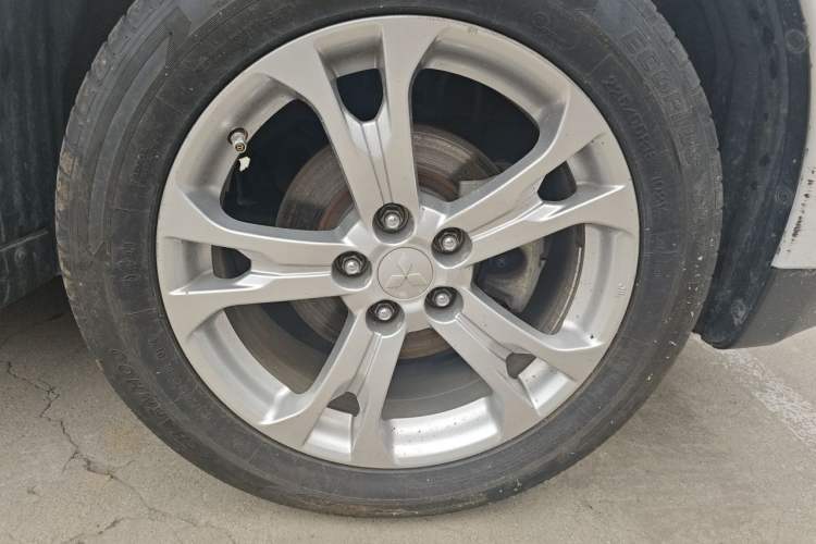 Used Mitsubishi Outlander 2014 2.4L 4x4 Deluxe Value Edition 5 Seats Right Front Wheel Hub