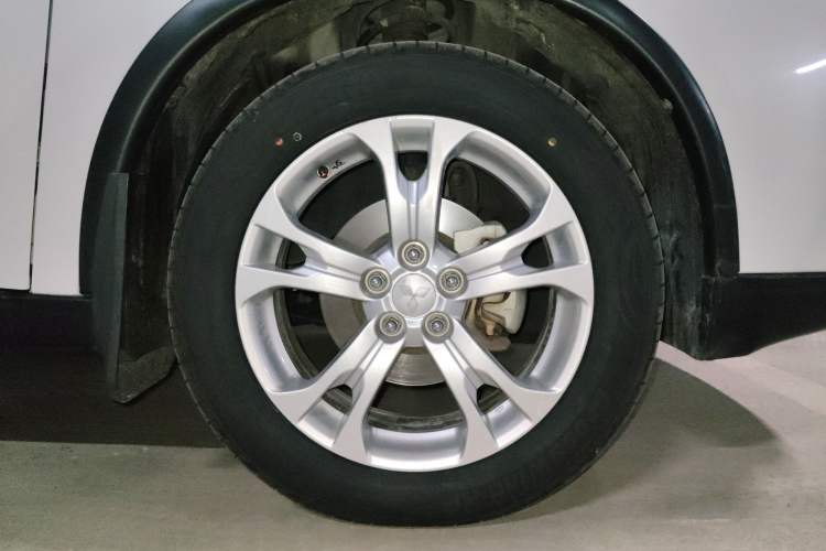Used Mitsubishi Outlander 2014 2.4L 4x4 Deluxe Value Edition 5 Seats Right Front Wheel Hub