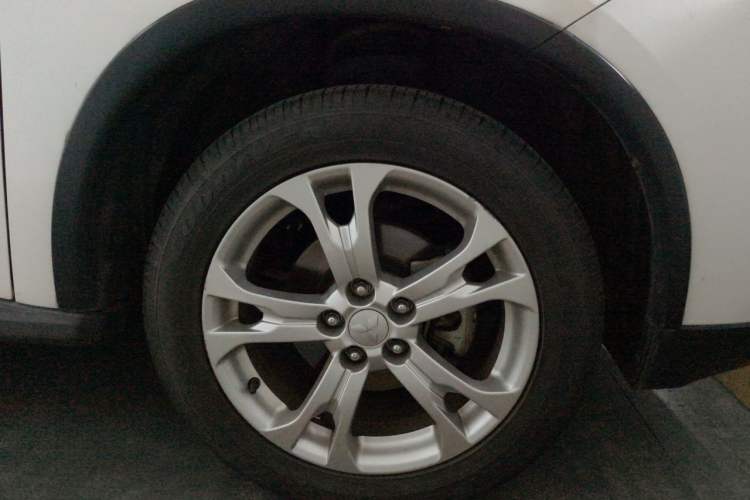 Used Mitsubishi Outlander 2014 2.4L 4x4 Deluxe Value Edition 5 Seats Right Front Wheel Hub
