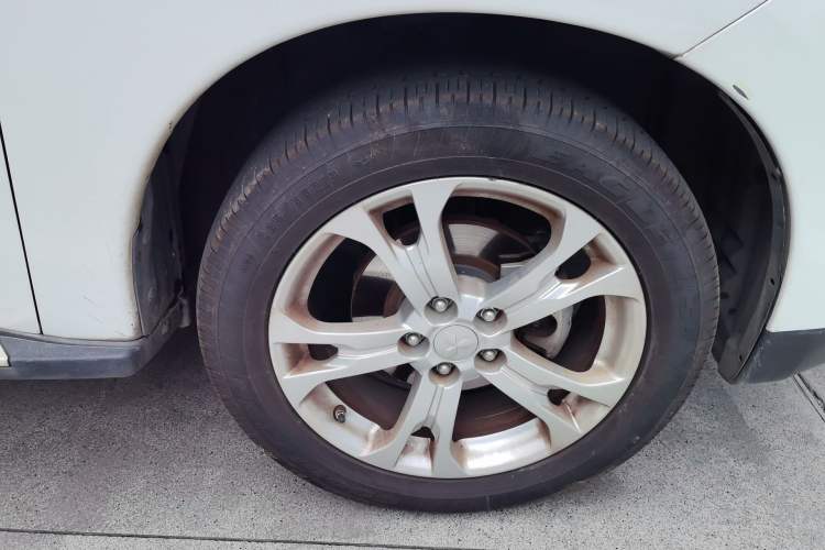 Used Mitsubishi Outlander 2014 2.4L 4x4 Deluxe Value Edition 5 Seats Right Front Wheel Hub