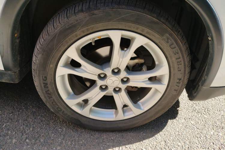 Used Mitsubishi Outlander 2014 2.4L 4x4 Deluxe Value Edition 5 Seats Right Front Wheel Hub