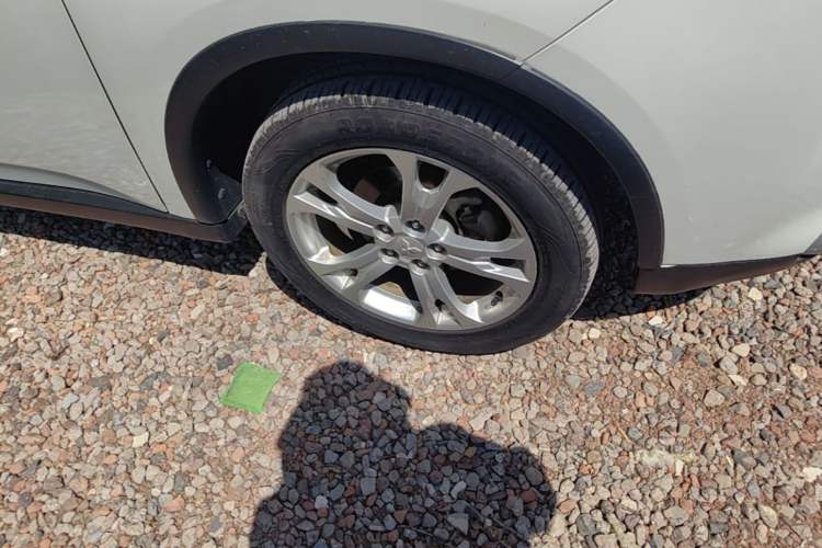 Used Mitsubishi Outlander 2014 2.4L 4x4 Deluxe Value Edition 5 Seats Right Front Wheel Hub
