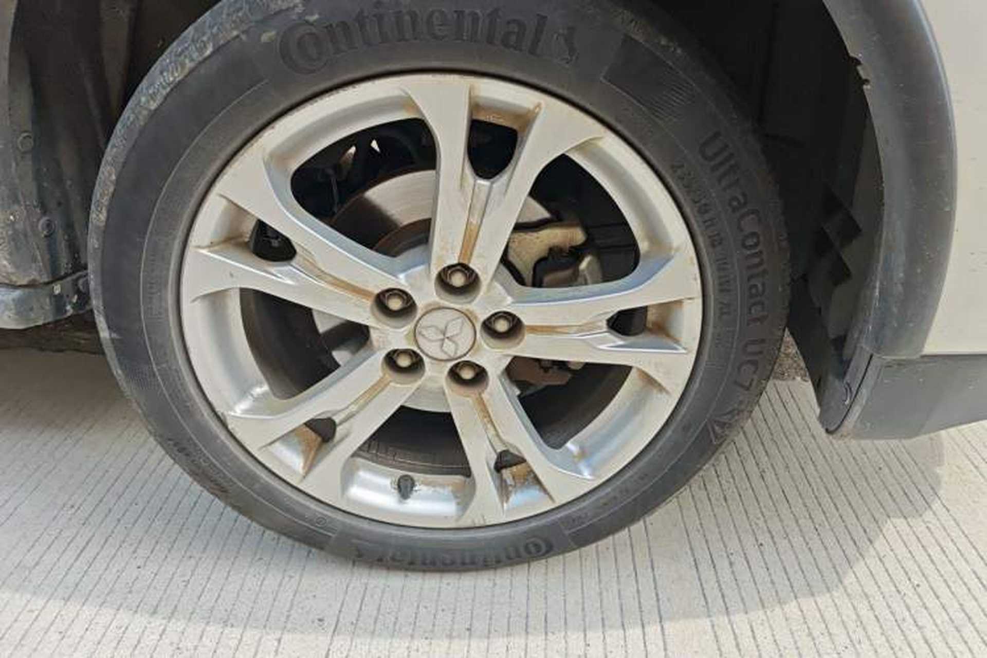 Used Mitsubishi Outlander 2014 2.4L 4x4 Deluxe Value Edition 5 Seats Right Front Wheel Hub