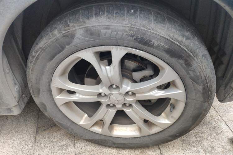 Used Mitsubishi Outlander 2014 2.4L 4x4 Deluxe Value Edition 5 Seats Right Front Wheel Hub