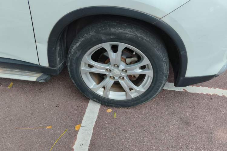 Used Mitsubishi Outlander 2014 2.4L 4x4 Deluxe Value Edition 5 Seats Right Front Wheel Hub