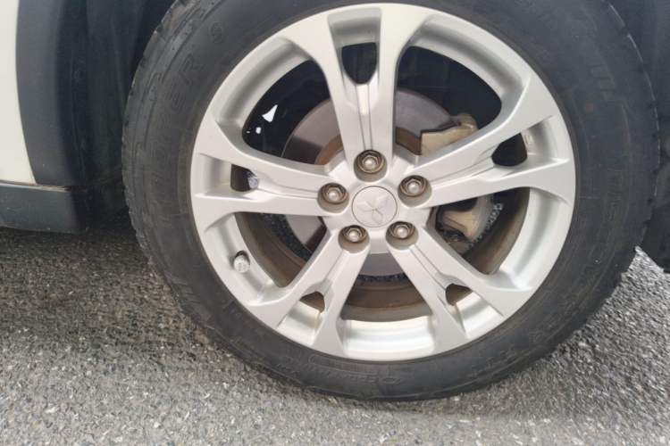 Used Mitsubishi Outlander 2014 2.4L 4x4 Deluxe Value Edition 7 Seats Right Front Wheel Hub