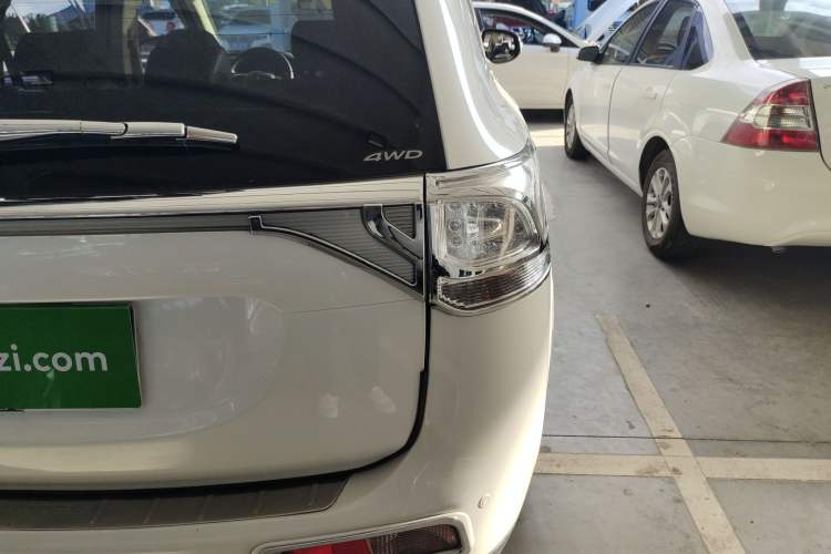 Used Mitsubishi Outlander 2014 2.4L 4x4 Deluxe Value Edition 5 Seats Right Rear Taillight