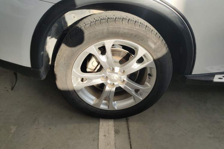 Used Mitsubishi Outlander 2014 2.4L 4x4 Deluxe Value Edition 5 Seats Right Rear Wheel Hub