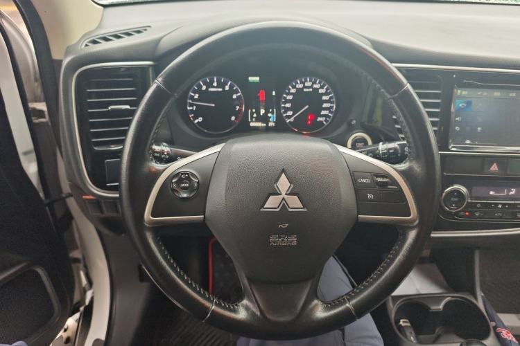 Used Mitsubishi Outlander 2014 2.4L 4x4 Deluxe Value Edition 5 Seats Steering Wheel