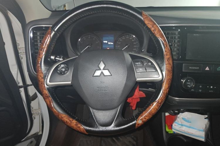 Used Mitsubishi Outlander 2014 2.4L 4x4 Deluxe Value Edition 5 Seats Steering Wheel