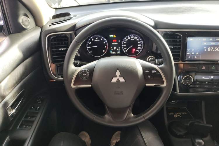 Used Mitsubishi Outlander 2014 2.4L 4x4 Deluxe Value Edition 5 Seats Steering Wheel