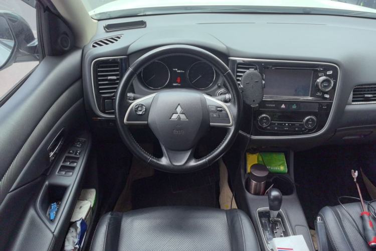 Used Mitsubishi Outlander 2014 2.4L 4x4 Deluxe Value Edition 5 Seats Steering Wheel