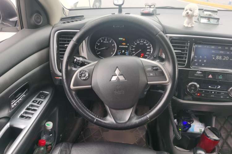Used Mitsubishi Outlander 2014 2.4L 4x4 Deluxe Value Edition 5 Seats Steering Wheel