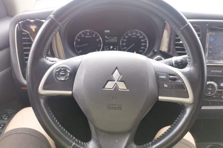 Used Mitsubishi Outlander 2014 2.4L 4x4 Deluxe Value Edition 5 Seats Steering Wheel