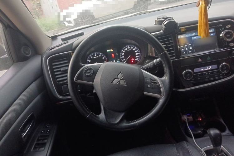 Used Mitsubishi Outlander 2014 2.4L 4x4 Deluxe Value Edition 5 Seats Steering Wheel