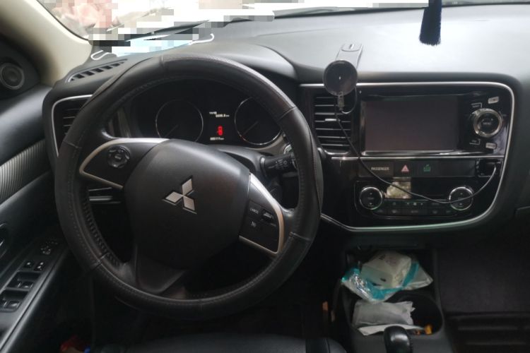Used Mitsubishi Outlander 2014 2.4L 4x4 Deluxe Value Edition 5 Seats Steering Wheel