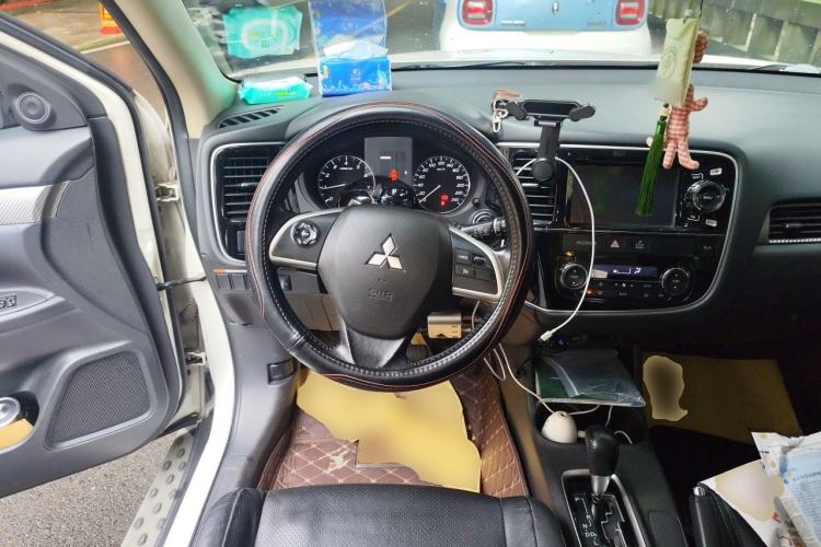 Used Mitsubishi Outlander 2014 2.4L 4x4 Deluxe Value Edition 7 Seats Steering Wheel