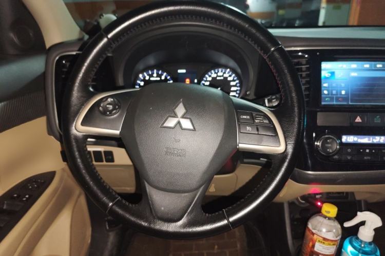 Used Mitsubishi Outlander 2014 2.4L 4x4 Deluxe Value Edition 5 Seats Steering Wheel
