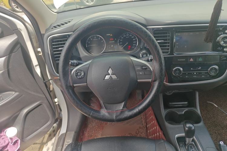 Used Mitsubishi Outlander 2014 2.4L 4x4 Deluxe Value Edition 5 Seats Steering Wheel