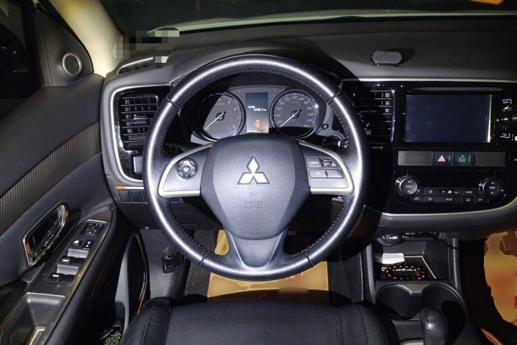 Used Mitsubishi Outlander 2014 2.4L 4x4 Deluxe Value Edition 5 Seats Steering Wheel