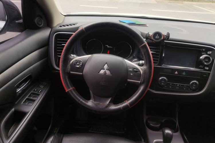 Used Mitsubishi Outlander 2014 2.4L 4x4 Deluxe Value Edition 7 Seats Steering Wheel
