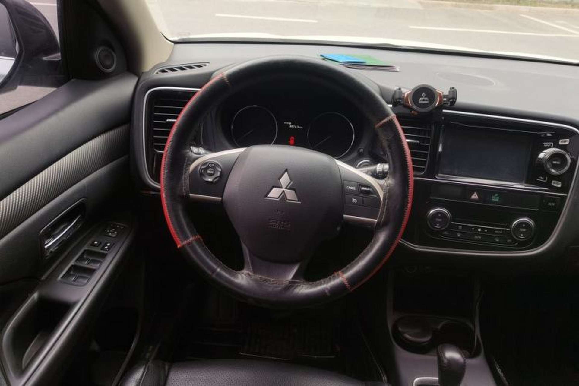 Used Mitsubishi Outlander 2014 2.4L 4x4 Deluxe Value Edition 7 Seats Steering Wheel