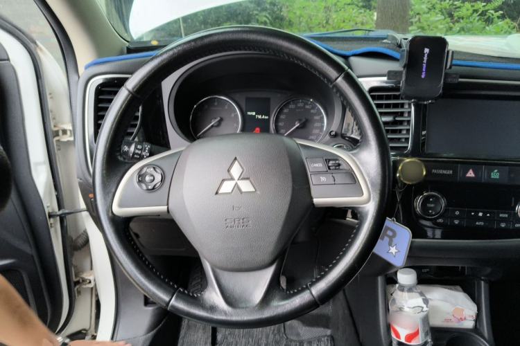 Used Mitsubishi Outlander 2014 2.4L 4x4 Deluxe Value Edition 5 Seats Steering Wheel